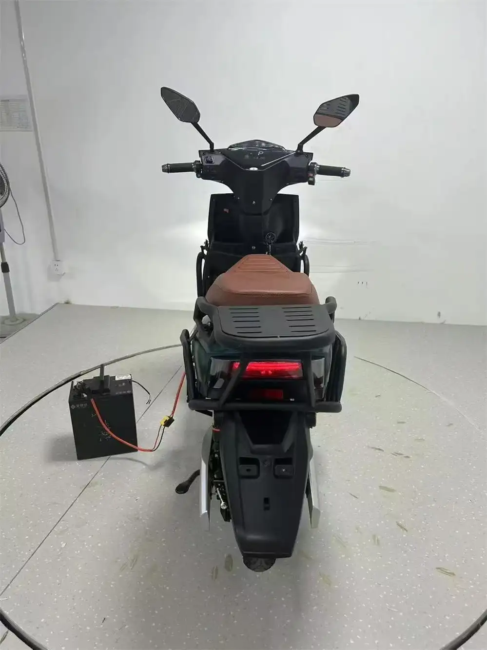 SM2DM-53 K50 1500W Wholesale Bikes – Heavy Duty Electric Motorcycle with Tail Box - Image 3