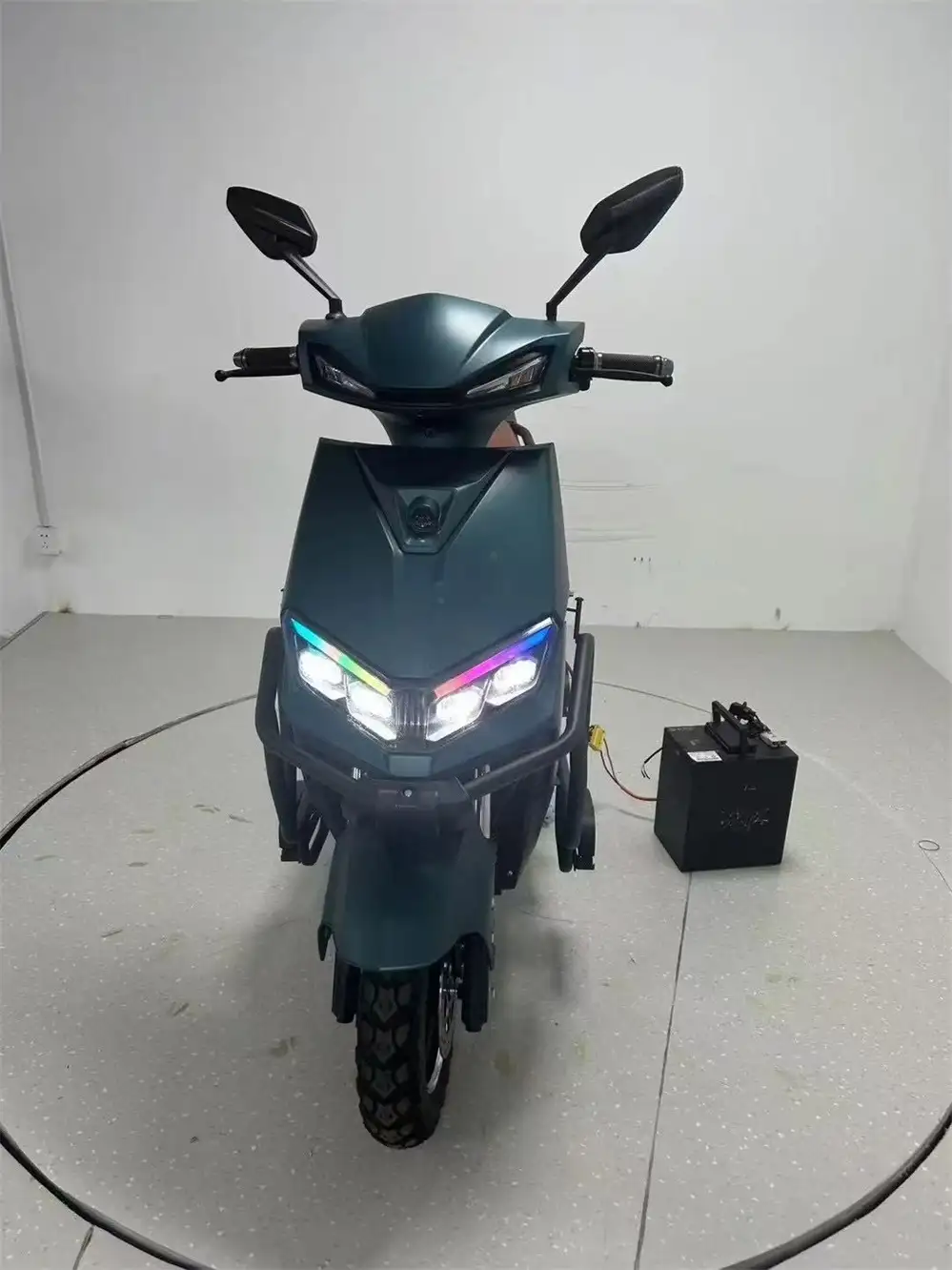 SM2DM-53 K50 1500W Wholesale Bikes – Heavy Duty Electric Motorcycle with Tail Box - Image 4